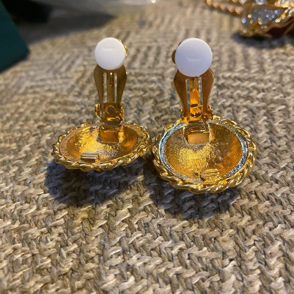 Hutton Wilkinson Jewelry Set. Necklace with matching clip on earrings NRFB - Picture 5 of 17